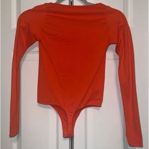 Skims ESSENTIAL LONG SLEEVE SCOOP NECK BODYSUIT | FIRE - SM Limited Edition